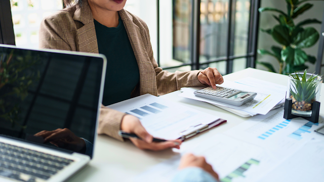 Comunicação interna eficaz em empresas modernas Profissionais em reunião de trabalho analisam relatórios e discutem estratégias de comunicação interna para melhorar a produtividade e alinhar equipas.