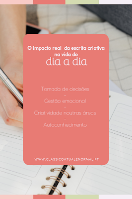 O Impacto Real da Escrita Criativa no Dia a Dia. Infográfico com fundo de uma pessoa escrevendo em um planner de argolas. Sobre a imagem, um quadro rosa salmão contém o texto: "O impacto real da escrita criativa na vida do dia a dia", seguido pelos tópicos: "Tomada de decisões", "Gestão emocional", "Criatividade noutras áreas" e "Autoconhecimento". Na base, o site www.classicoatualenormal.pt.