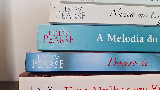 Livros de Lesley Pearse empilhados, incluindo os títulos "Nunca me Esqueças", "A Melodia do Amor", "Procuro-te" e "Uma Mulher em Fuga".