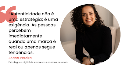 Mulher sentada num sofá claro, com blazer azul e camisa branca, olhando para a câmara com expressão confiante, ao lado de uma citação sobre criatividade e resposta ao imprevisto. Citação de Joana Pereira sobre criatividade e improviso no marketing digital