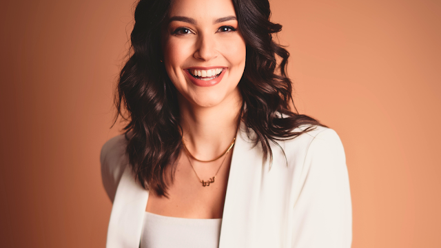 Laura Kuczynski em entrevista sobre beleza e maquilhagem Laura Kuczynski sorridente com maquilhagem leve e natural, partilhando dicas de beleza e autoestima