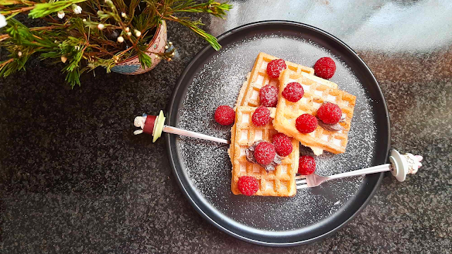 Waffales de ovo, com chocolate, framboesas e açúcar por cima