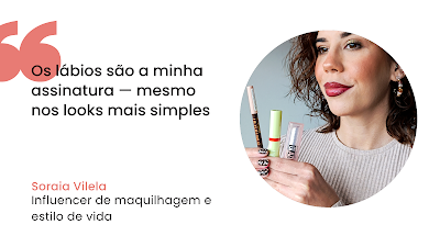 Citação Soraia Vilela: A Assinatura nos Lábios Gráfico digital com fundo branco contendo uma citação e uma fotografia. À esquerda, aspas grandes em coral e o texto em preto: "Os lábios são a minha assinatura — mesmo nos looks mais simples". Abaixo, o nome "Soraia Vilela" em coral e a sua ocupação em preto. À direita, numa moldura circular, Soraia Vilela sorri ligeiramente, exibindo lábios pintados num tom de vermelho escuro brilhante. Ela segura três produtos de maquilhagem (lápis e batons) e mostra as unhas com uma "nail art" de padrão axadrezado em preto e branco. Ela usa uma camisola de malha bege e brincos de argola com pedras.