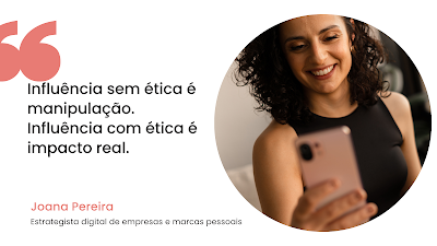 Frase sobre ética no digital – Destaque da entrevista Mulher sorridente com cabelo encaracolado a segurar um telemóvel, fotografada em ambiente interior, ao lado de uma citação sobre ética e impacto no marketing digital.