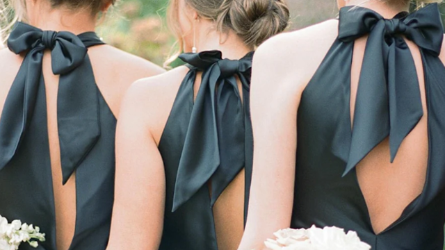 Vestido preto elegante com laço nas costas Três mulheres com vestido preto elegante de costas, com laço no pescoço e costas abertas, estilo sofisticado ideal para evento ou prom dress