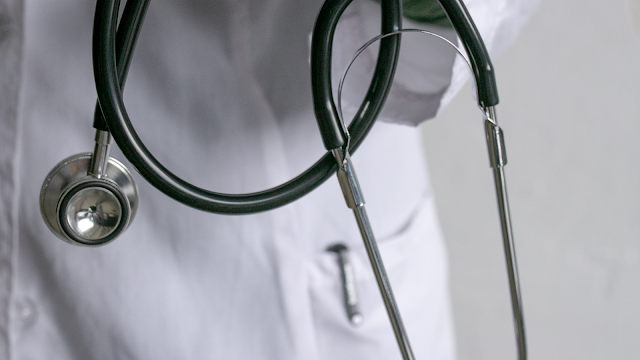 Dia Nacional do Aneurisma da Aorta Abdominal – Saúde e Prevenção Médico com estetoscópio na mão, simbolizando a importância da prevenção e diagnóstico precoce do aneurisma da aorta abdominal.