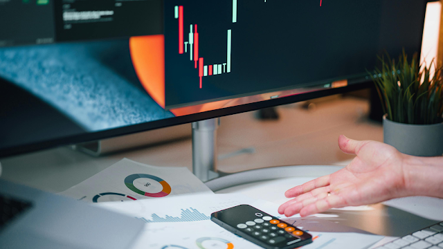 Gestão do IUC e novas regras de pagamento em 2026 Pessoa a analisar gráficos financeiros e a calcular despesas no computador, simbolizando a organização do pagamento do IUC e as novas alterações nos prazos de 2026.