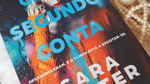 Capa do livro Cada Segundo Conta, de Sara Foster Capa do livro Cada Segundo Conta, de Sara Foster, com o subtítulo “Desapareceram. E o tempo está a esgotar-se.”, em tons de azul e laranja.