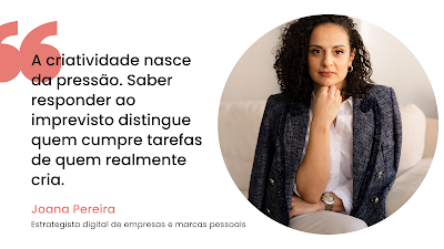 A força da criatividade sob pressão Mulher sentada num sofá claro, com blazer azul e camisa branca, olhando para a câmara com expressão confiante, ao lado de uma citação sobre criatividade e resposta ao imprevisto.