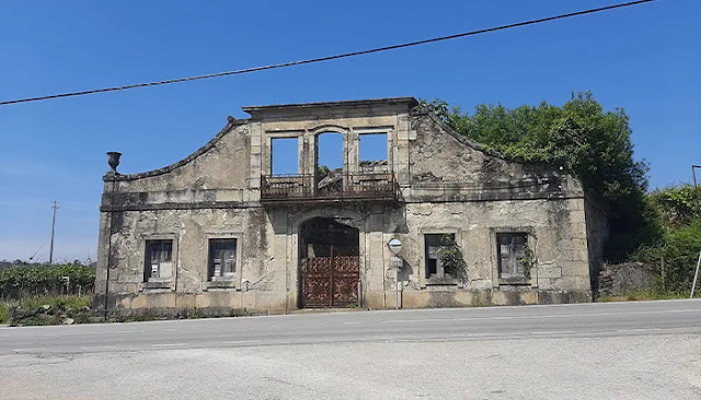 A enigmática Casa do Diabo em Felgueiras, uma das lendas mais misteriosas de Portugal Fachada em ruínas da Casa do Diabo em Felgueiras, local assombrado envolto em lendas e mistério
