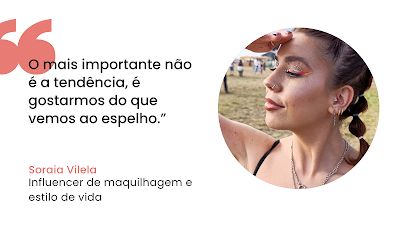 Citação Soraia Vilela: A Maquilhagem e o Espelho Gráfico digital sobre fundo branco com uma citação e uma fotografia. À esquerda, aspas grandes em tom coral e a frase em preto: "O mais importante não é a tendência, é gostarmos do que vemos ao espelho." Logo abaixo, o nome "Soraia Vilela" em coral e a sua ocupação "Influencer de maquilhagem e estilo de vida" em preto. À direita, numa moldura circular, uma fotografia de Soraia Vilela de perfil, num ambiente de festival ao ar livre. Ela exibe uma maquilhagem festiva com glitter dourado nas pálpebras e um delineado colorido em tons de rosa e amarelo. O cabelo está apanhado numa trança em gomos (bubble braid) e ela usa vários acessórios, incluindo um piercing no nariz e colares prateados.
