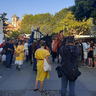 Desfile Real na Feira Medieval de Santa Maria da Feira 2024 Figuras reais a cavalo desfilam entre a multidão durante a Feira Medieval de Santa Maria da Feira 2024, recriando a corte portuguesa do século XV.