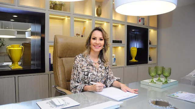 Guia de Proteção Solar no Verão: Entrevista com a Dra. Rachel Siqueira sobre Cuidados e Prevenção Médica sorridente em consultório, representando os cuidados de saúde com a pele e a prevenção contra a radiação solar no verão.